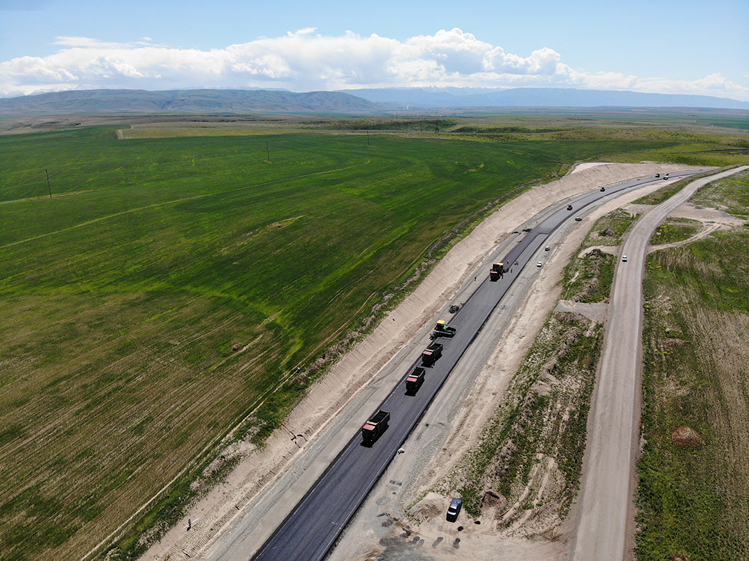 1722396027329027QeNE.jpg 沥青路面摊铺现场.jpg